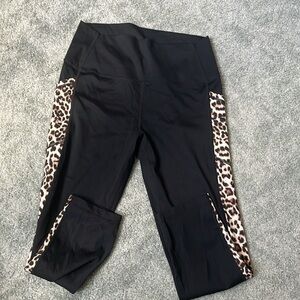 Zyia Brillant Leopard Capri Leggings